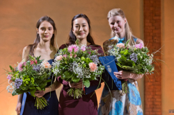 Die Bachpreisträgerinnen 2026: (v.l.n.r.) Celeste Klingelschmitt, Miha Zhu und Cosima Soulez-Lariviere. Foto: Bach-Wettbewerb Leipzig / Gerd Mothes
